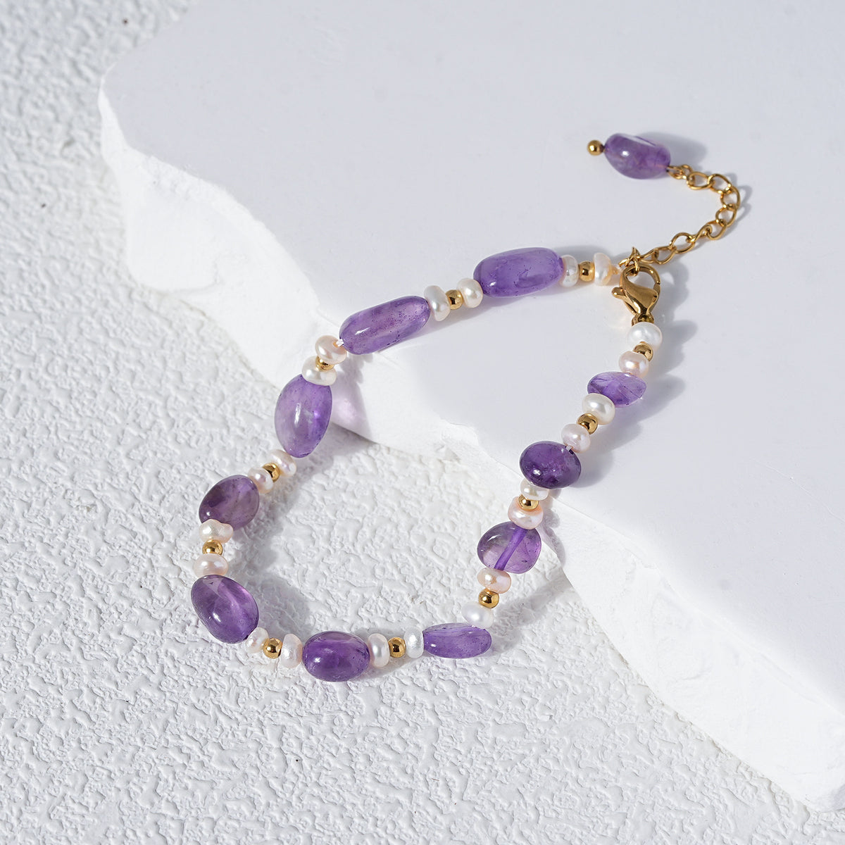 Handmade amethyst and freshwater pearl bracelet with 18K gold plated accents – Standard