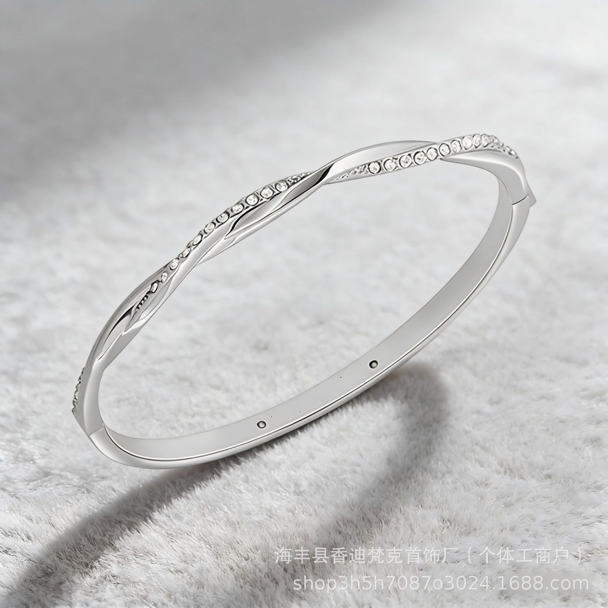 Möbius twist bangle bracelet — detail view 08
