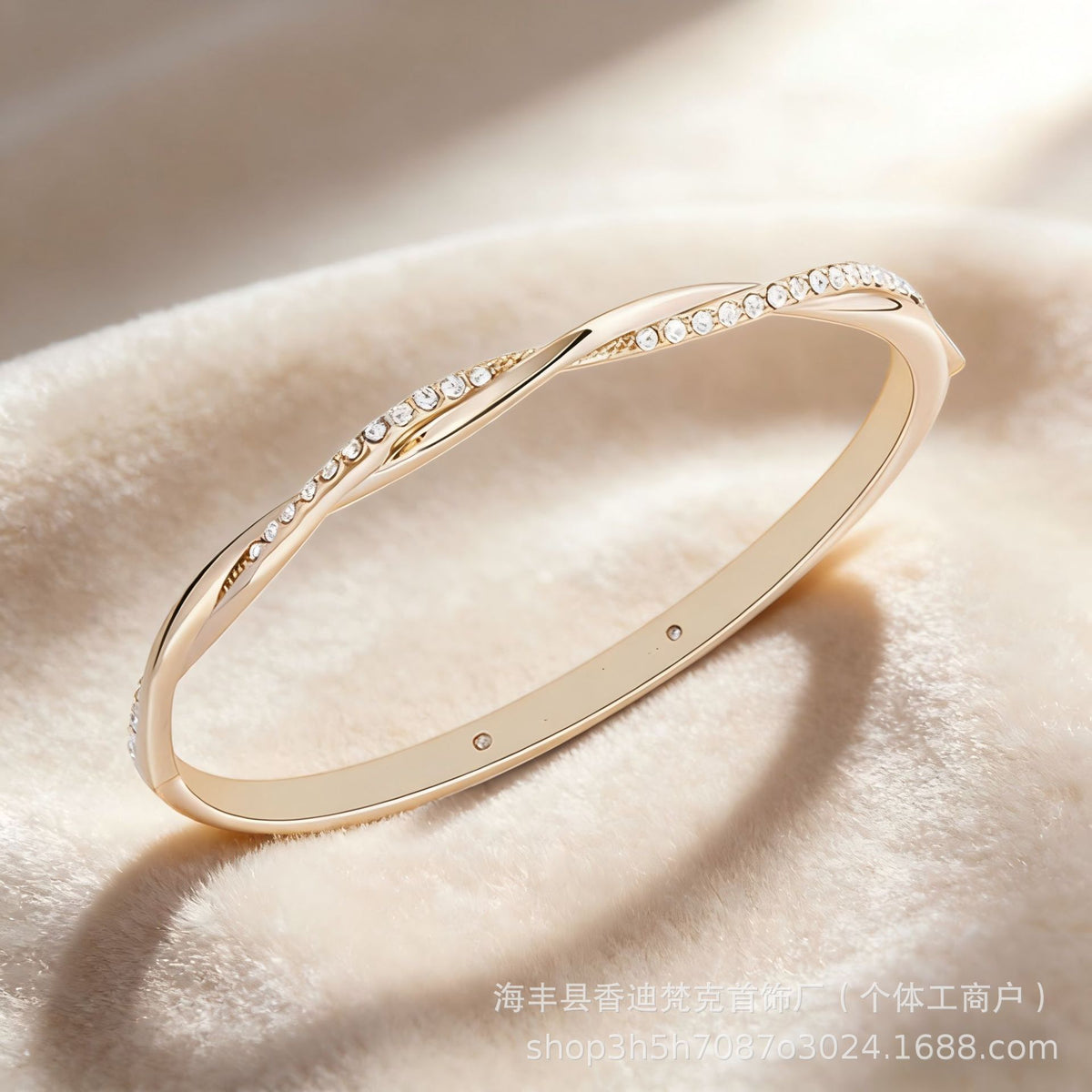 Möbius twist bangle bracelet — detail view 02