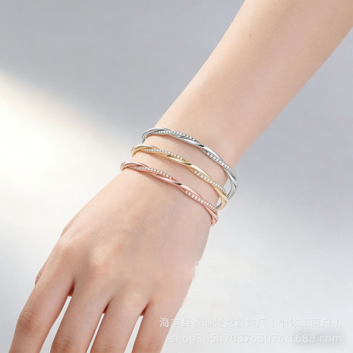 Möbius twist bangle bracelet — detail view 01